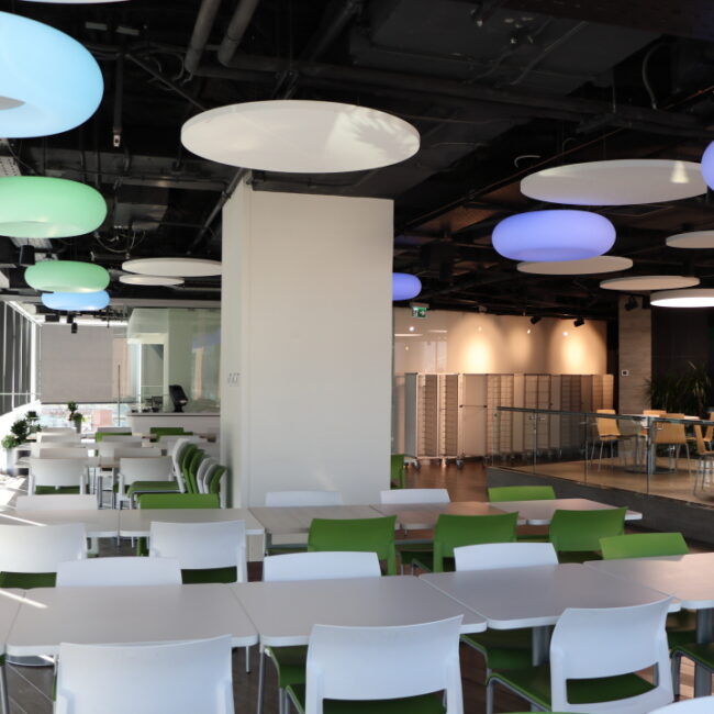 Islas Acústicas Topiq Sonic Element Knauf Ceiling Solutions en OFICINAS COPEC