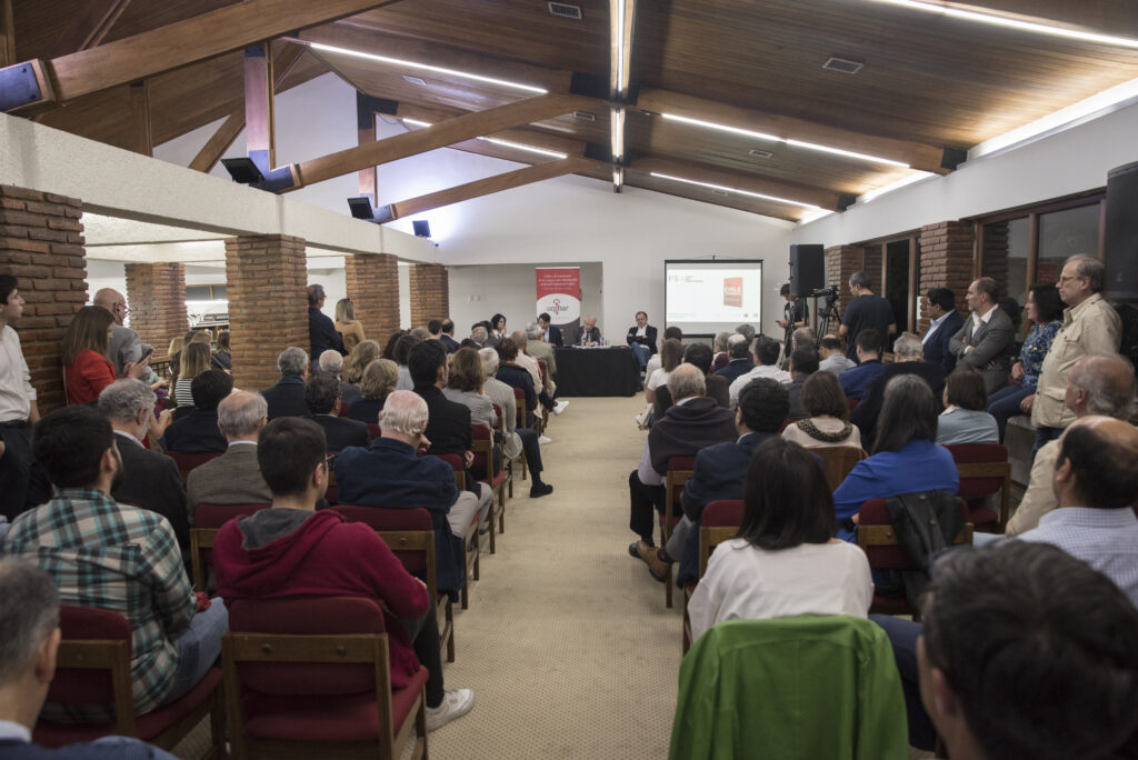 Iván Poduje analiza la realidad del país en su nuevo libro “Chile Tomado”